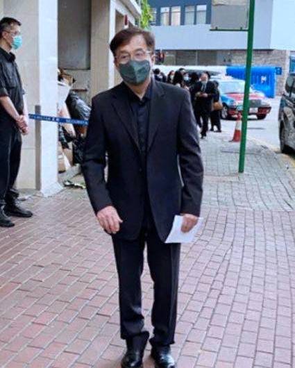成龙一脸憔悴出席赌王丧礼,港媒即曝两人曾是情敌传同时追求利智