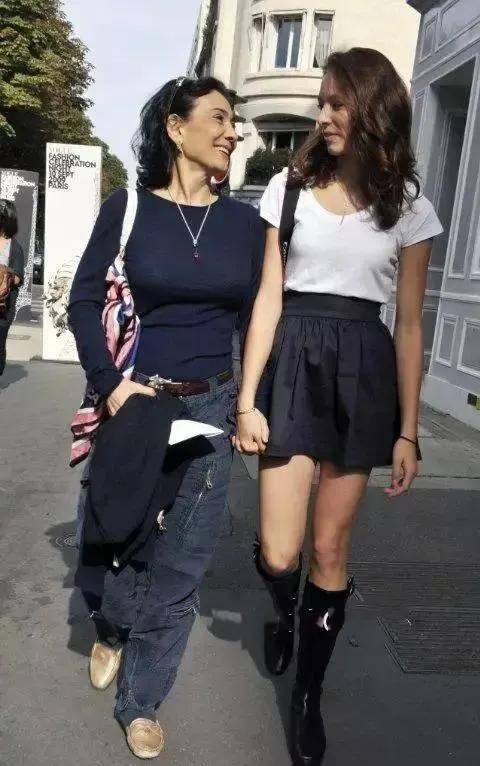 赌王凄凉的长房现状:何超雄自立,何超贤“啃老”,外籍女婿成谜