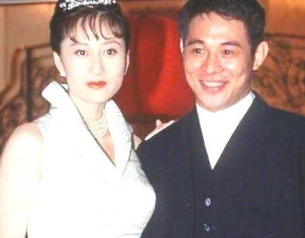 成龙一脸憔悴出席赌王丧礼,港媒即曝两人曾是情敌传同时追求利智