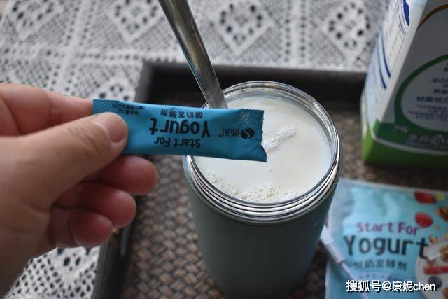 自制酸奶拉丝细腻顺滑,比买的实惠,夏天吃它清凉解暑又营养健康
