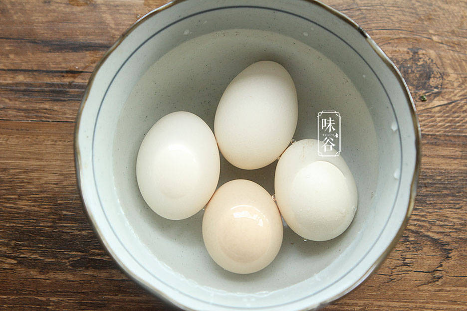 煮鸡蛋别只用清水,锅里多加2样东西,煮出的鸡蛋香嫩可口不粘壳