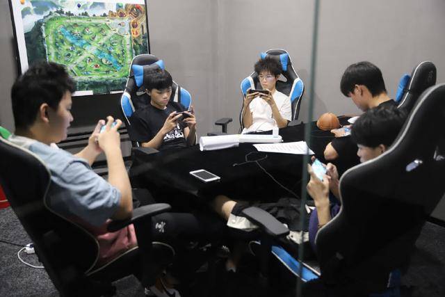 王者荣耀:久诚与教练吵架!谁对谁错?林教练直言,久诚不配职业