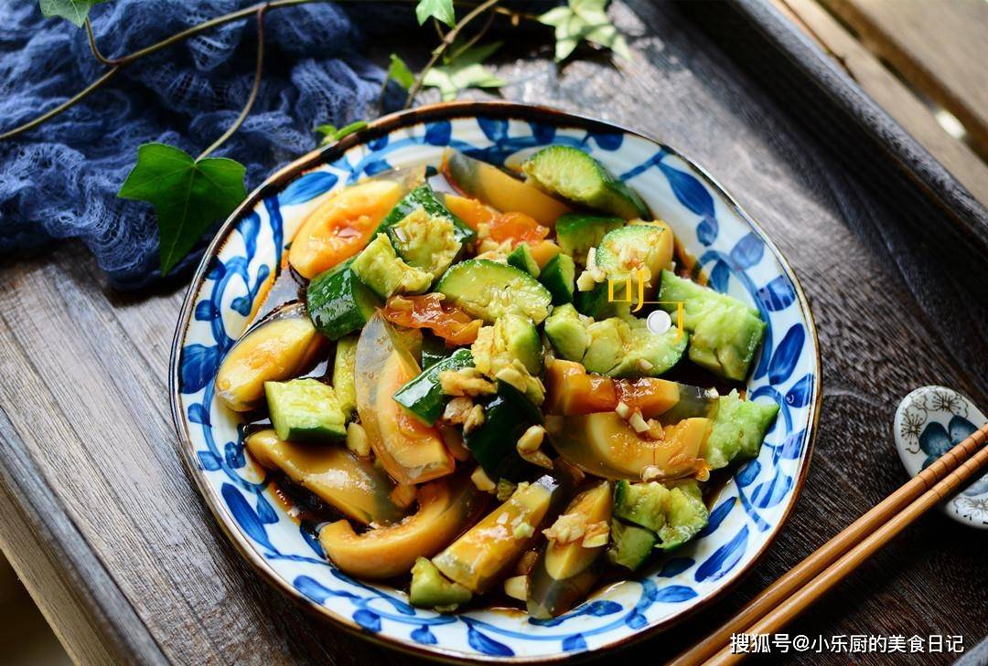 夏天少不了一碗凉拌菜,青瓜配皮蛋,好吃又营养,咋吃都不胖!