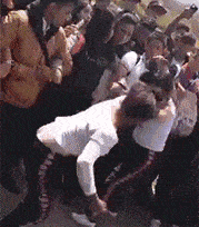 搞笑GIF:好漂亮的姑娘,想知道她是谁吗