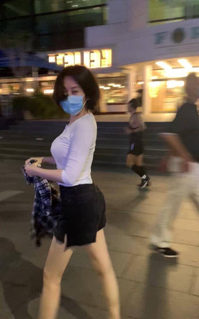 在路人镜头下,许晴身材前凸后翘好不性感,这哪里像51岁?