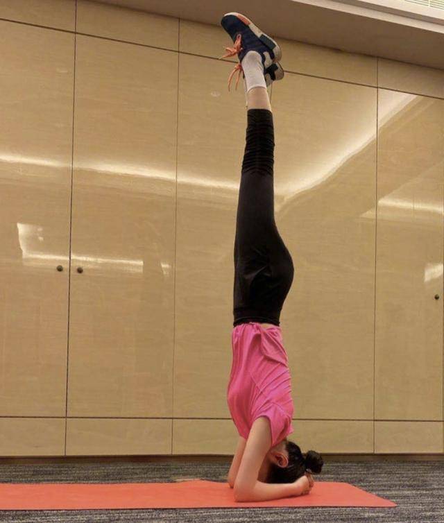 黄奕带女儿亮相红毯容光焕发,自称前夫判刑后,没什么太大感觉