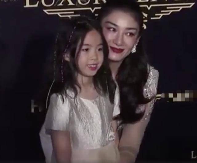 黄奕带女儿亮相红毯容光焕发,自称前夫判刑后,没什么太大感觉