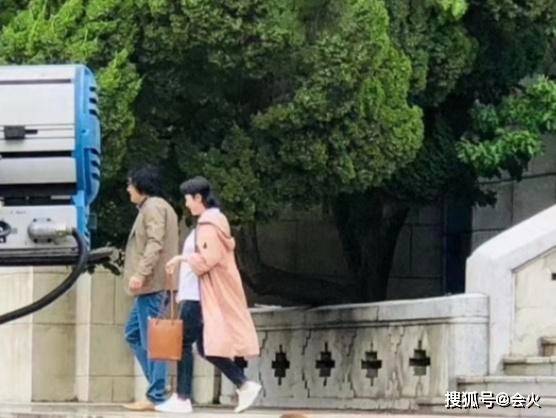 38岁马丽产子两月就开工,片场照曝光身材未恢复,脸部浮肿显憔悴