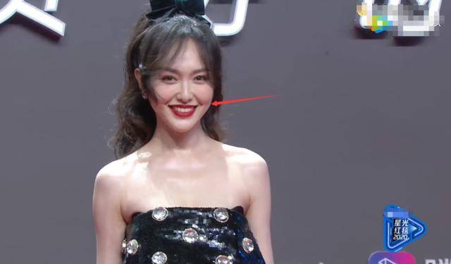 心静肘红毯看点多,唐嫣产后首亮相满脸疲惫,baby穿错礼服显腿短