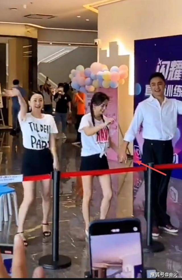 张庭牵手明道出席活动,亲密互动引争议,林瑞阳却在一旁大喊加油