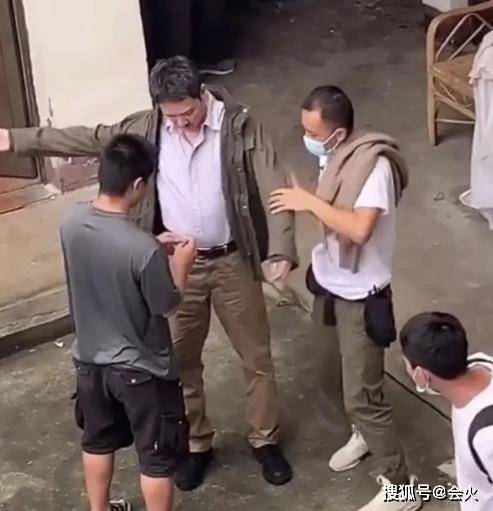 41岁冯绍峰现大肚腩,步入中年有了油腻感,事业也不敌老婆赵丽颖?