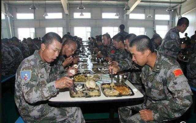 军队伙食中士兵最爱吃的一道菜,不是大鱼大肉,当过兵的都懂