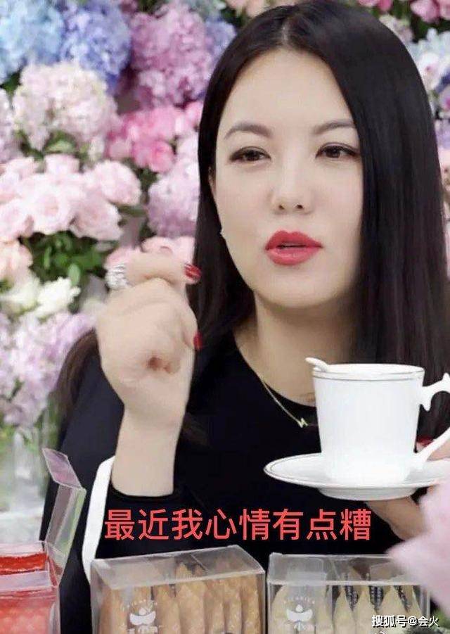 李湘被出轨后直播首秀,一手一个大钻戒,避而不谈心情糟糕的原因