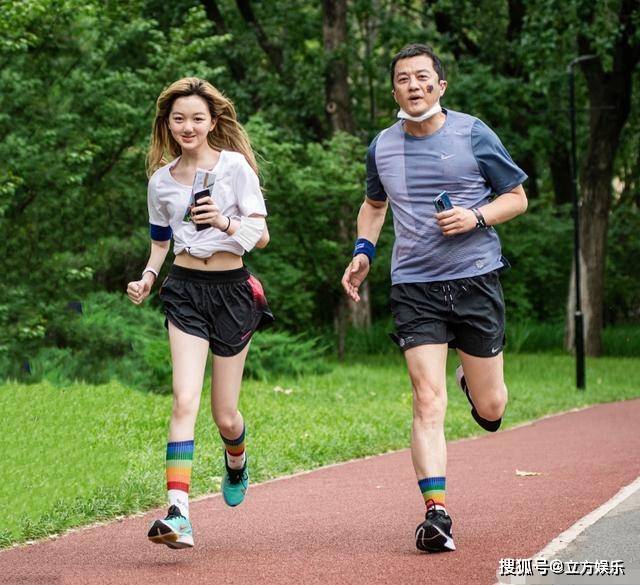 嘴唇已经修复如初?李亚鹏父女七夕参加义卖,李嫣歪头杀似王菲