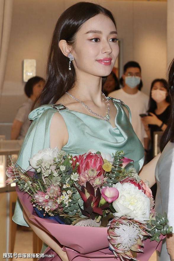 40岁宋佳身材太好,穿曳地长裙比例惊艳,吉娜虽美却不及她有韵味