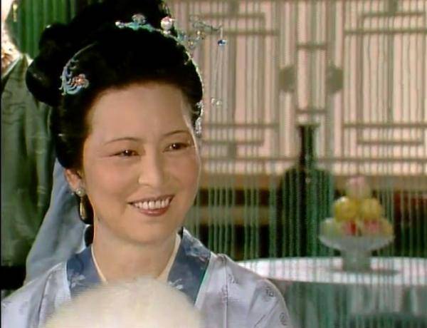 《红楼梦》里,王夫人在贾府的地位有多高?看有多少姓王的嬷嬷
