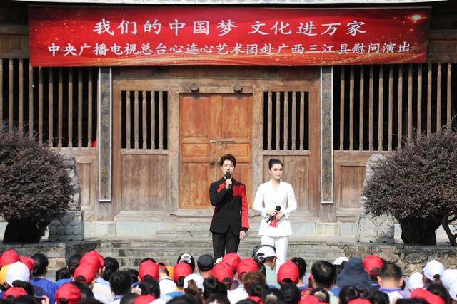 张馨予做公益首次挑战当主持人,与尹颂同台,一身白色正装气质佳