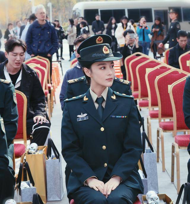 张馨予做公益首次挑战当主持人,与尹颂同台,一身白色正装气质佳