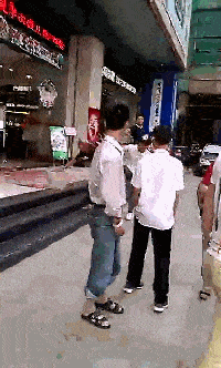 搞笑GIF:抱着新娘在网吧里打游戏,真不明白现在人的思想了!