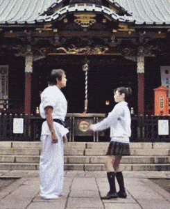 搞笑GIF:抱着新娘在网吧里打游戏,真不明白现在人的思想了!