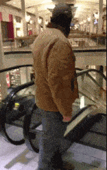 搞笑GIF:抱着新娘在网吧里打游戏,真不明白现在人的思想了!