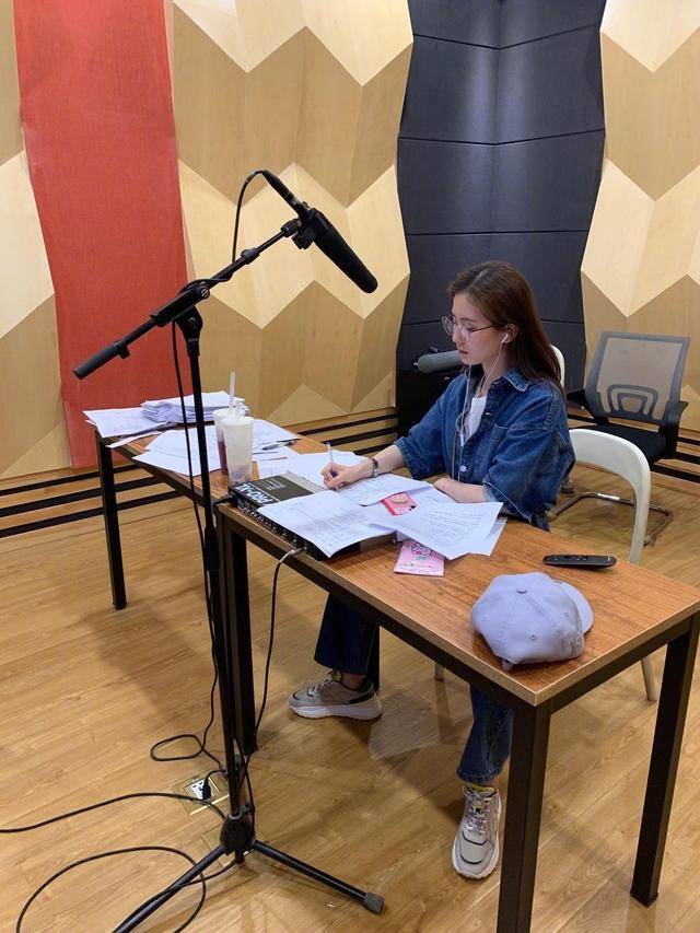 刘诗诗花絮曝光,牛仔套装超飒,配音坐姿霸气为剧内李思雨同款