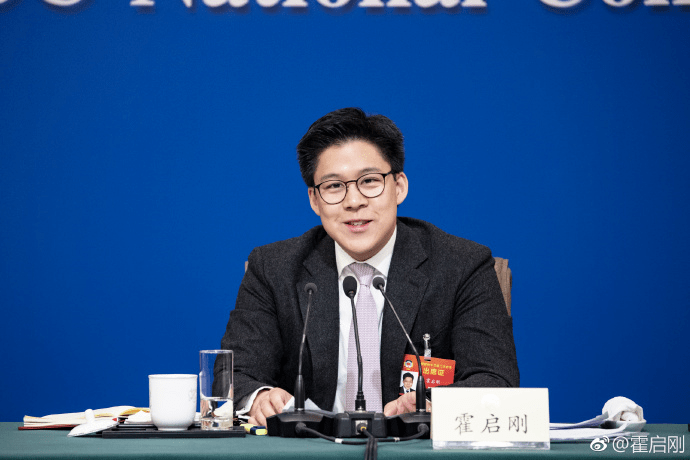 霍震霆偏爱霍启刚,陪伴儿子一家骑行,力保长子健康形象
