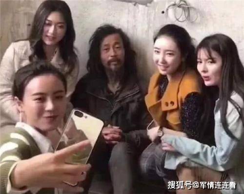 一位是流浪汉,一位是知名才女,两人书法对比,到底谁更胜一筹?