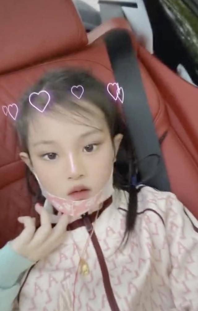 李小璐带女儿外出游玩,母女俩潮范儿十足,甜馨颜值越来越高