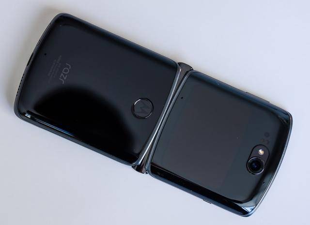 摩托罗拉razr 5G,折叠屏手机里完成度最高的作品