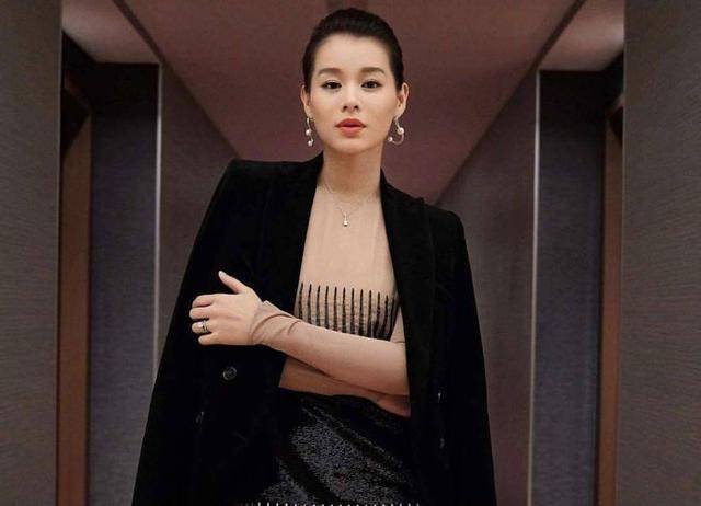 TVB视后胡杏儿晒晚装照片,大秀好身材,获圈内好友纷纷大赞