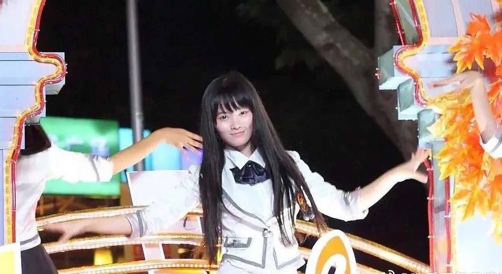 《慕南枝》首发剧照,鞠婧祎半永久妆又修发际线,男主P得像假人