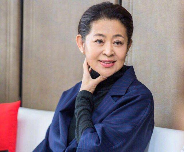 31岁进央视,主持春晚13年,倪萍最当红时离开央视的真相是啥