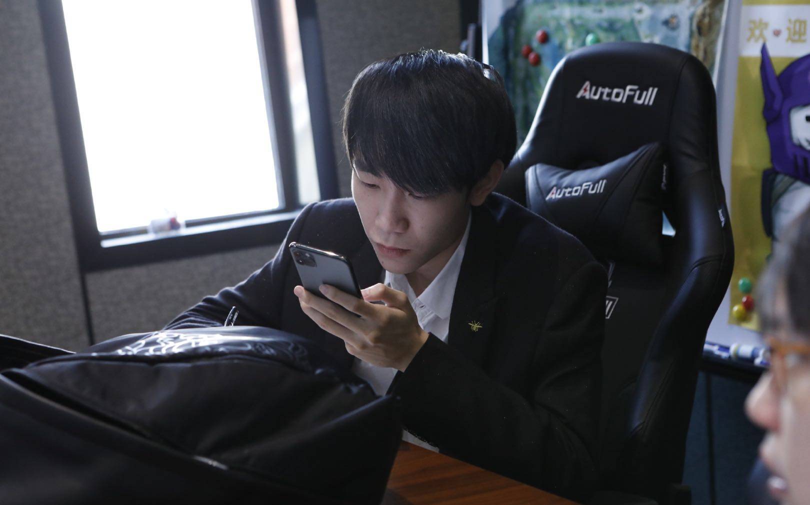 KPL:LGD乱套了,十六回归原战队教练组空缺,季后赛无望了?