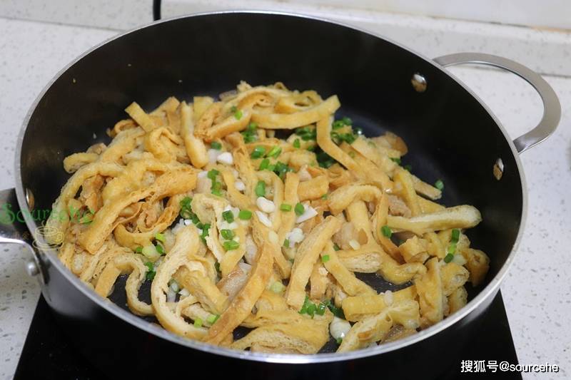 这种豆腐8元一斤,买三块钱加猪肉炒一炒,下酒又下饭,太香了!