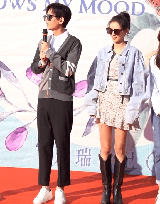 成毅新剧开机,再演现代剧装扮显土气,瘦弱窄肩撑不起衬衫大衣
