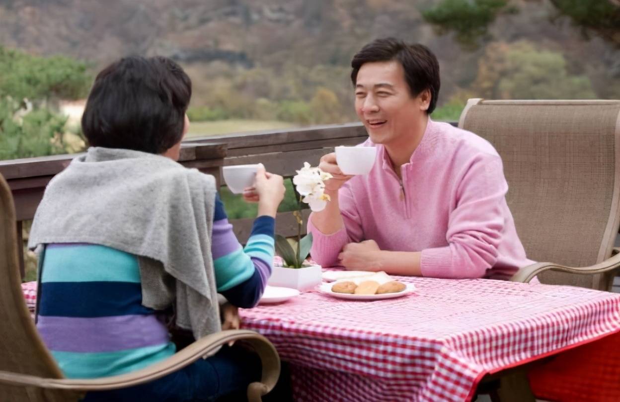 古人忠告:“人过中年,富不管两种人,穷不管两件事”,啥意思?