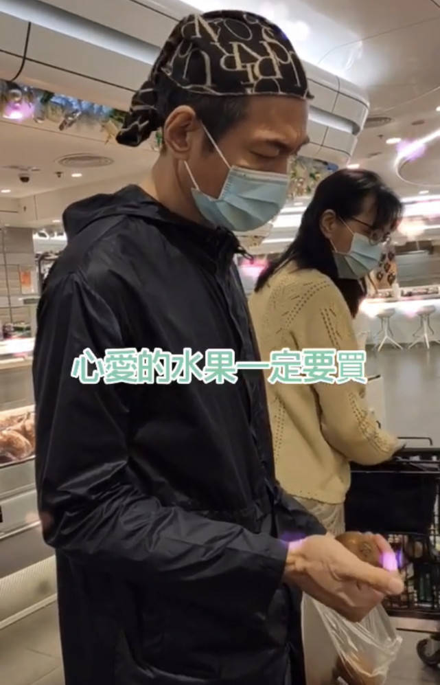 58岁江华近况曝光,“人戏不分”超市选购水果自带九五至尊霸气