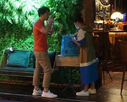又一TVB配角因疫情落魄?跑龙套十年如今卖猪肉,亲自送货满头汗