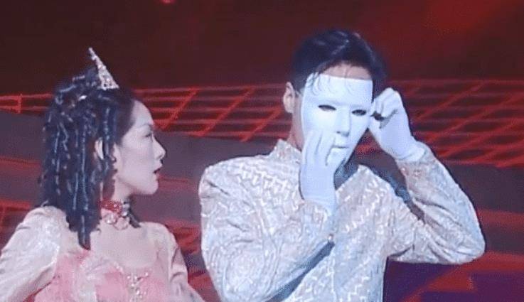 黎明年轻时演唱会近照,当摘下面罩的那一刻,网友直呼:我酸了