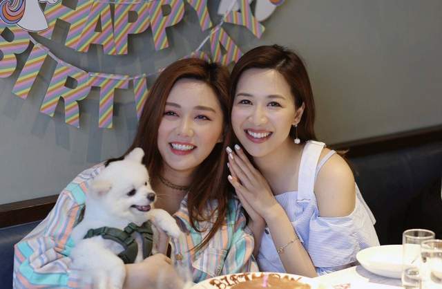 恭喜!32岁最上镜港姐签字结婚,与金融才俊男友恋爱不到一年