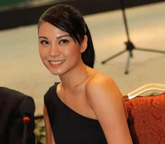 TVB前花旦豪门梦碎,刘恺威前任廖碧儿41岁被百亿富豪退婚,素颜乘公交