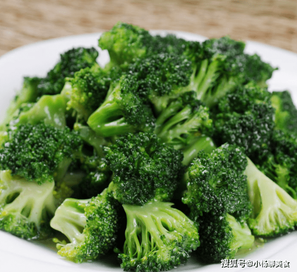 炒西兰花到底要不要焯水?多半人做错了,难怪西兰花一炒就发黑