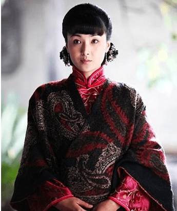 港姐冠军不穿上衣晒辣照,遭嘲像外佣,被封最丑港姐本人却很自信