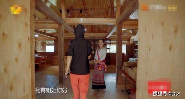 宁静晒温泉热舞,张含韵捂胸口慌忙躲镜头,穿衣和清纯形象反差大