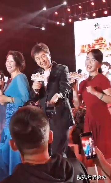 付笛生夫妇商演不断生活滋润,穿羽绒服在海滩度假,任静不像52岁