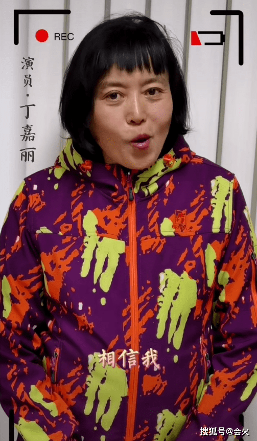 61岁丁嘉丽留狗啃刘海,眼底青黑嘴巴歪了,离婚两次养儿不养女