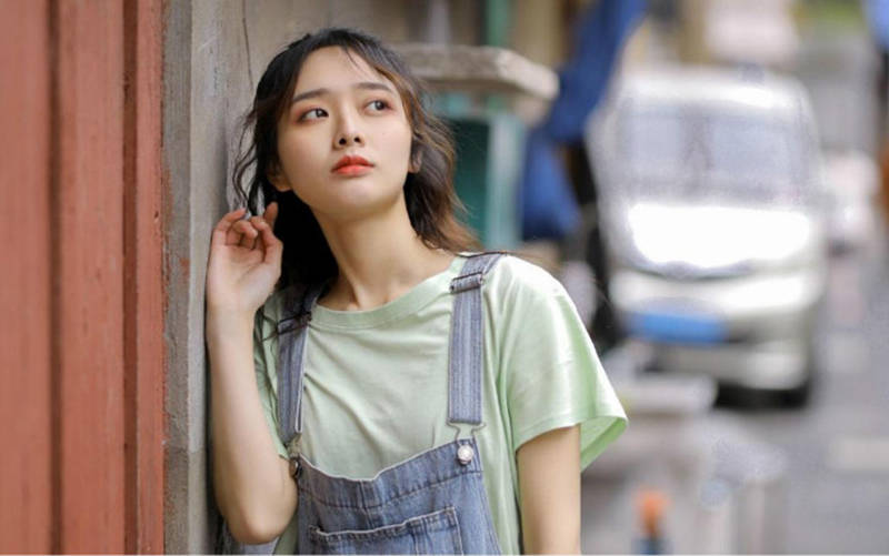 GIF搞笑趣图:有个关系很好同事个子比较小,他老婆很胖,今天去上班