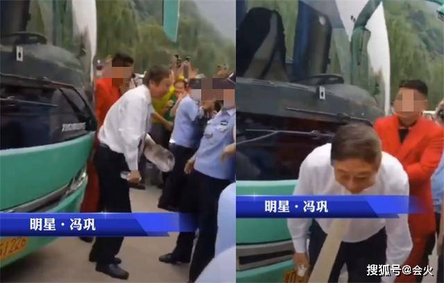 63岁冯巩与小15岁闫学晶同框,头发稀疏太显老,倒茶手都哆嗦