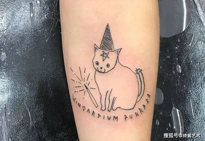 不会画画的纹身师,纹出歪扭的小纹身,生涩俏皮让人忍俊不禁